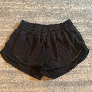 Lululemon- Hotty Hot Low-Rise Lined Short 2.5" size 8